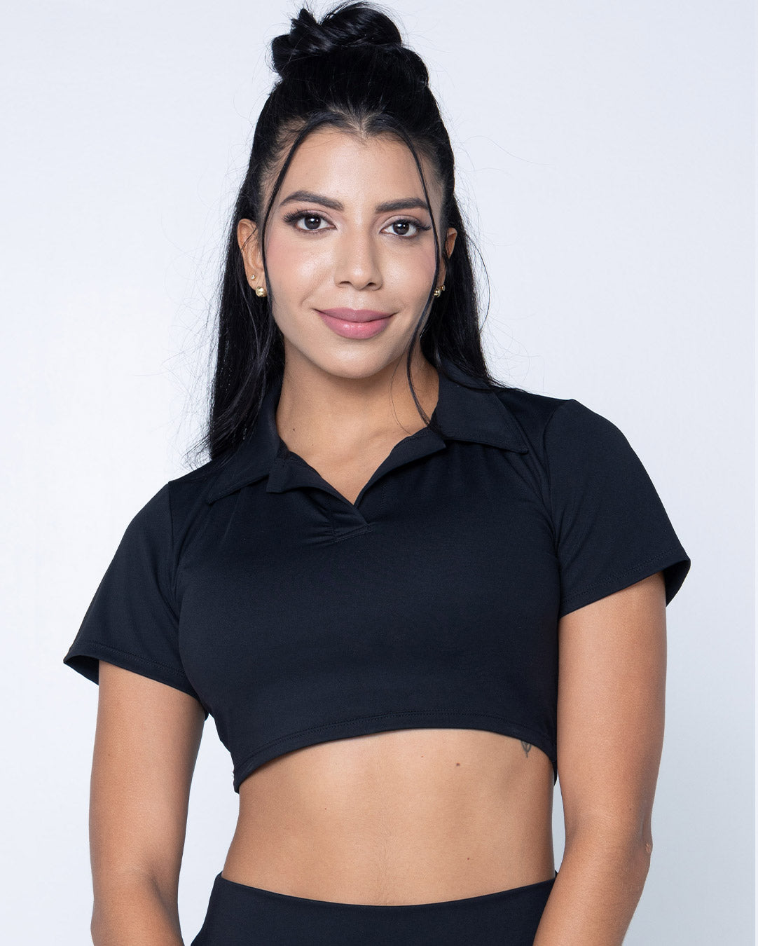 CAMISETA CROP EN NYLON NEGRO