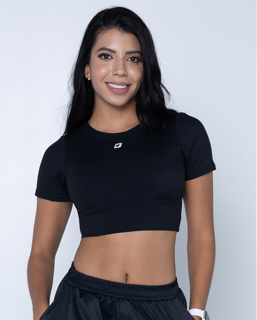 CAMISETA CROP EN NYLON NEGRO